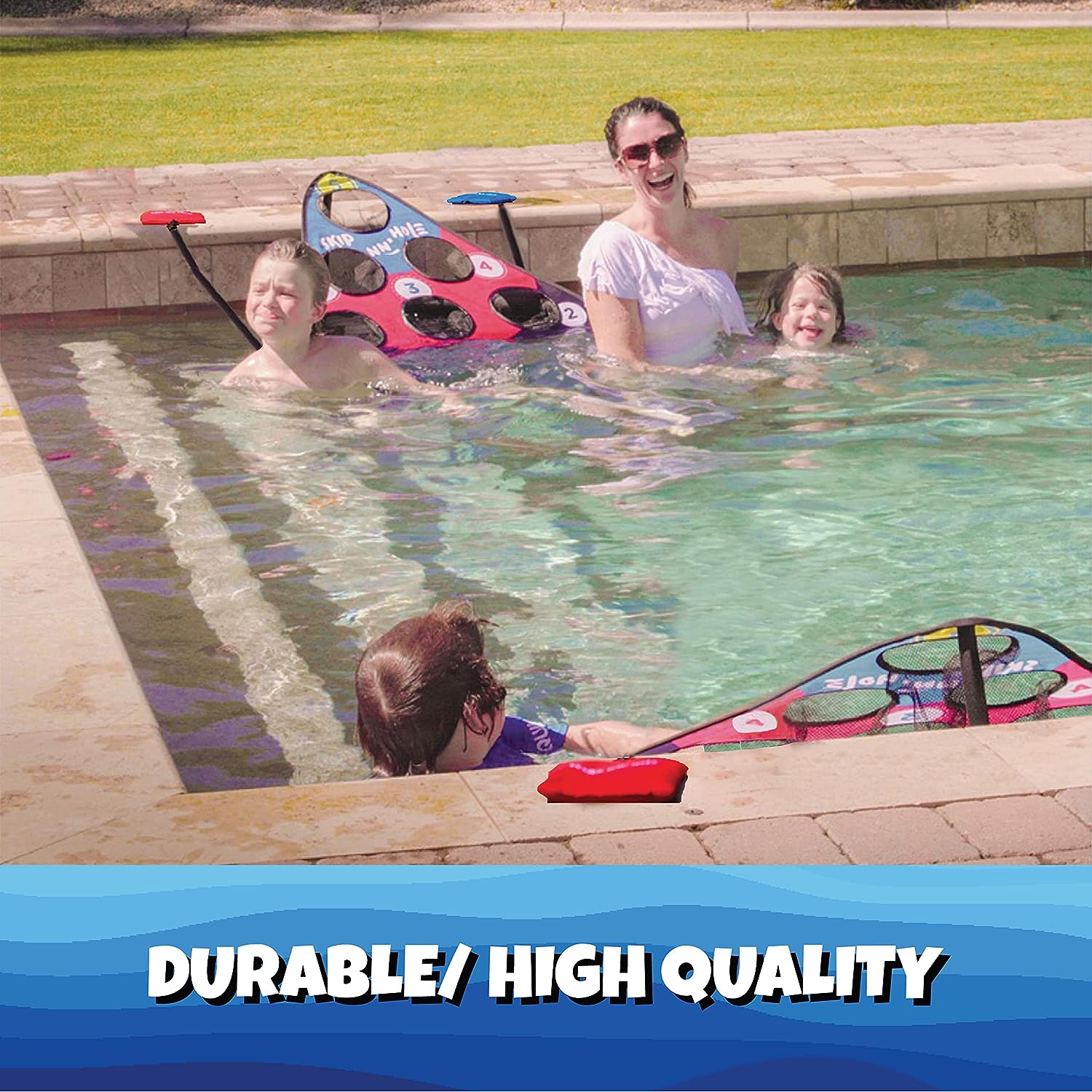 Juego de "cornhole" para piscina con objetivos flotantes