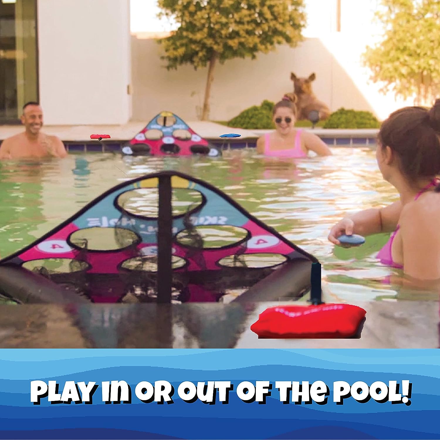 Juego de "cornhole" para piscina con objetivos flotantes