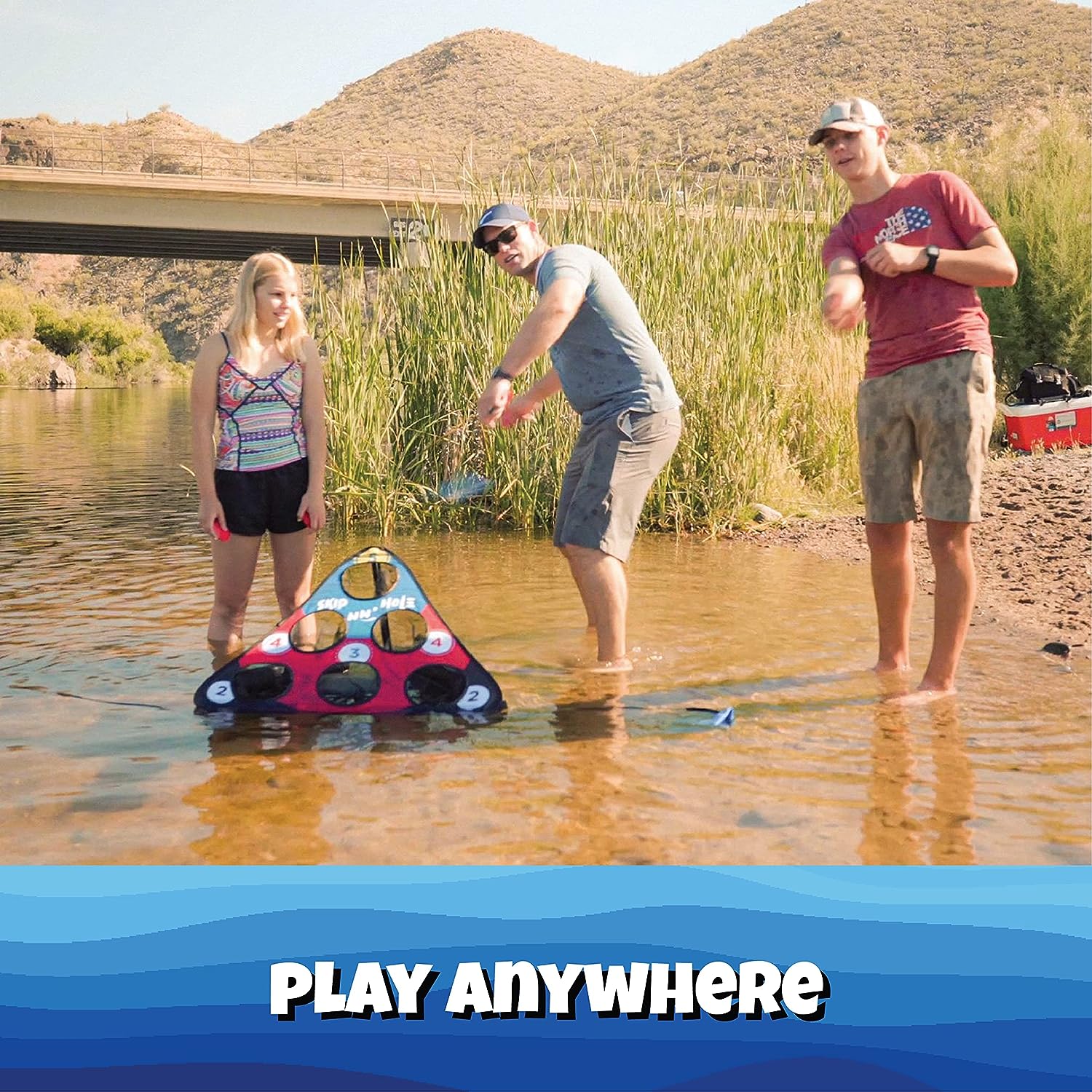 Juego de "cornhole" para piscina con objetivos flotantes