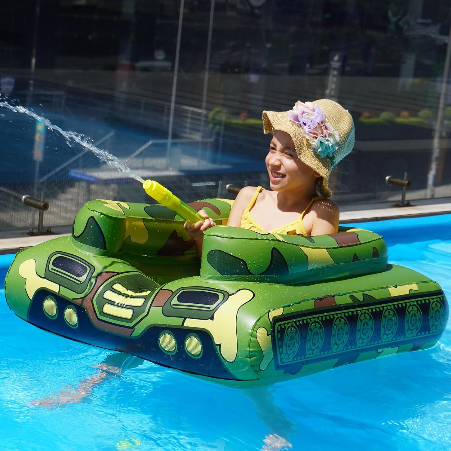 Flotador inflable de piscina con tanque y cañón de agua