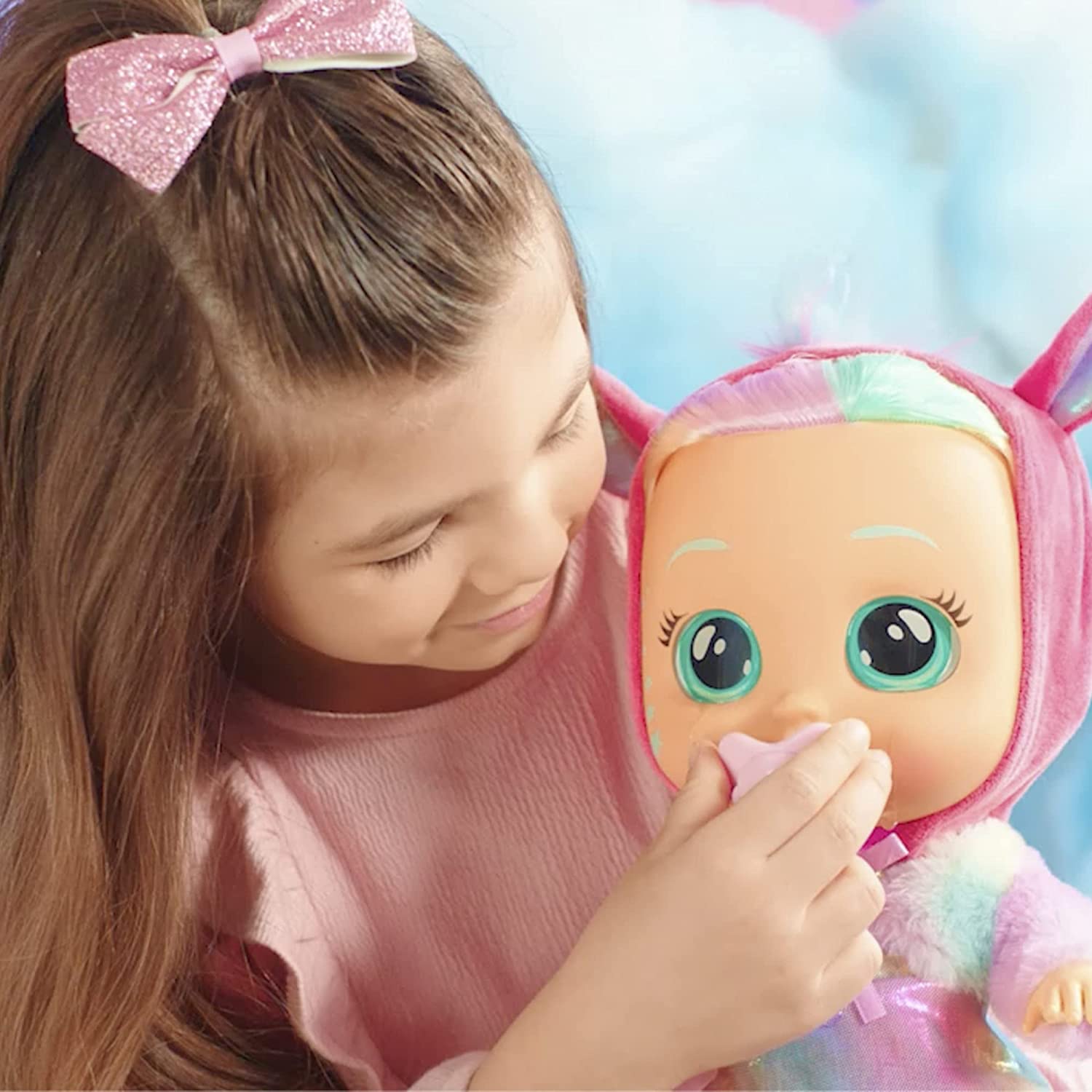 Muñeca de bebé Hannah vestido de arcoíris metálico con chaqueta temática de Unicornio Cry Babies